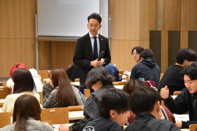 グループワークの様子を見守る岩坪さん