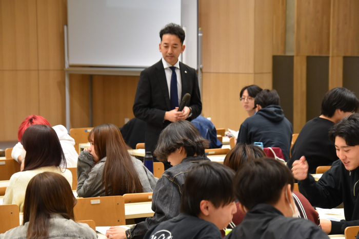 グループワークの様子を見守る岩坪さん