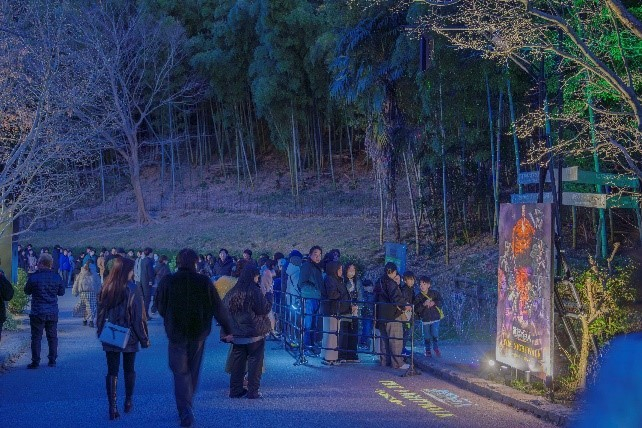 ▲アトラクションの入場を待つお客様の様子