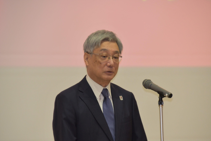 退職者を代表してあいさつする人間学部の伊藤康児教授