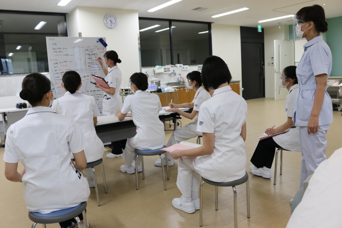 グループ単位で実習内容を振り返り、気づきの共有を行う様子