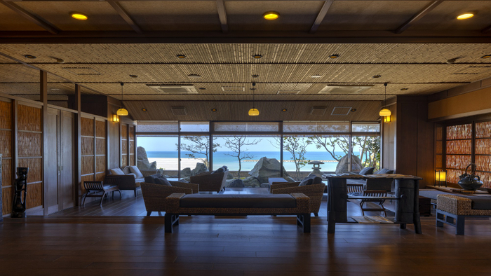 ロビーから望む日本海。季節や時間帯で表情を変える海景色が広がります。