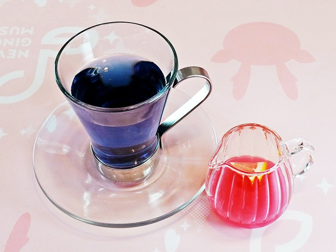 バタフライピーティーにピンクジンジャーシロップを添えて提供