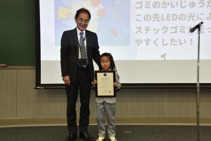 赤﨑教授特別賞の上杉舞弦さん