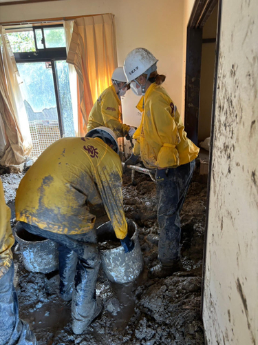 何度も土砂をバケツに入れて運び出す