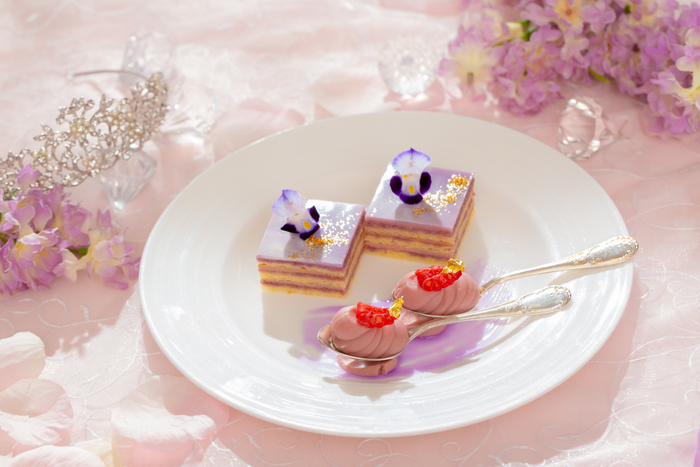 美しい層が折り重なるカシスオペラと、1匙の中でルビーショコラの魅力を表現した&ldquo;アート・ルビーショコラ&rdquo;で、豪華絢爛を極めた宮殿の&ldquo;フランス芸術&rdquo;を表現