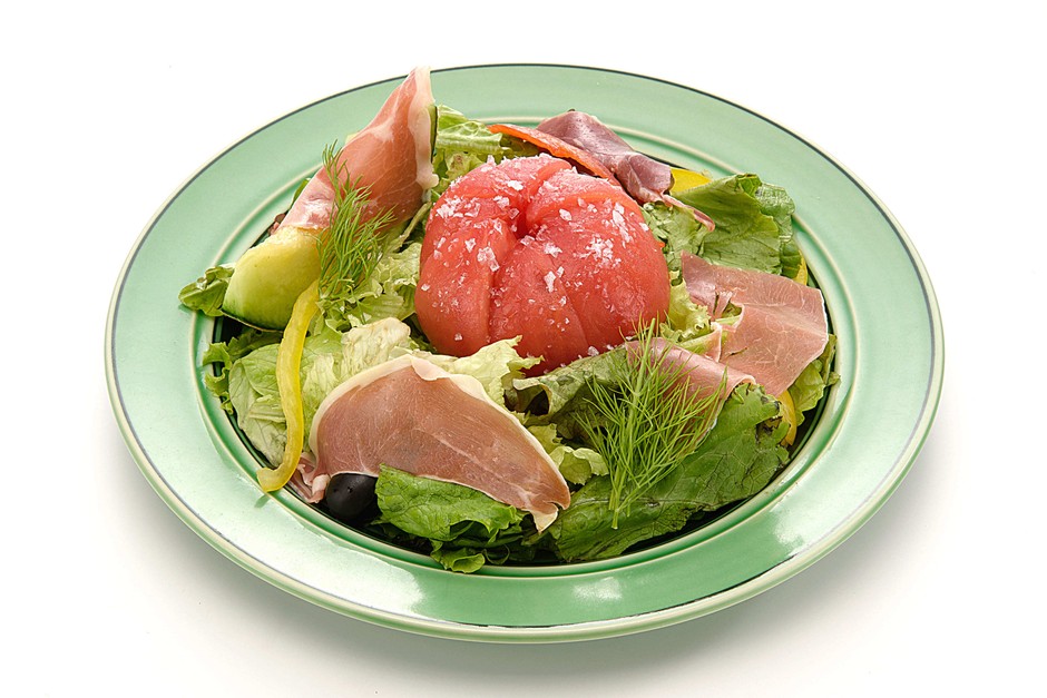 新館「PARK-side」3階 family cafe restaurant freely／生ハムとメロンの塩トマトサラダ