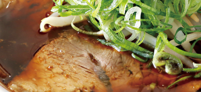 表面を覆うチャーシューとネギ