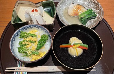 当日学生に提供予定のV.O.S.メニュー（左下、菜の花ご飯、右上、鰆みぞれかけなど4品）