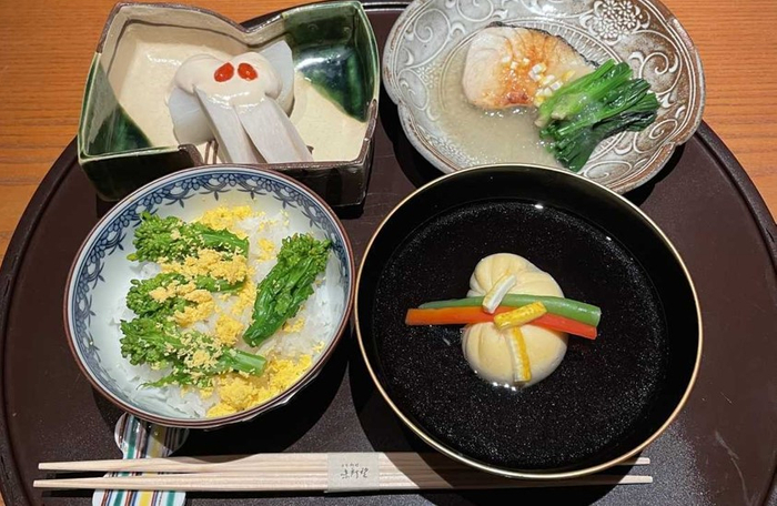 当日学生に提供予定のV.O.S.メニュー(左下、菜の花ご飯、右上、鰆みぞれかけなど4品)