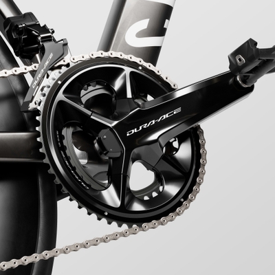 ショートクランクへの刷新： 新型エンデュレースは、Canyonのロードバイクとして初めて、クランク長の全面的な短縮を採用しました（例　XSサイズ：従来170mm → 160mm）。これにより股関節の可動域が広がり、関節への負担を軽減しながら、より高いケイデンスでのペダリングを可能にします。