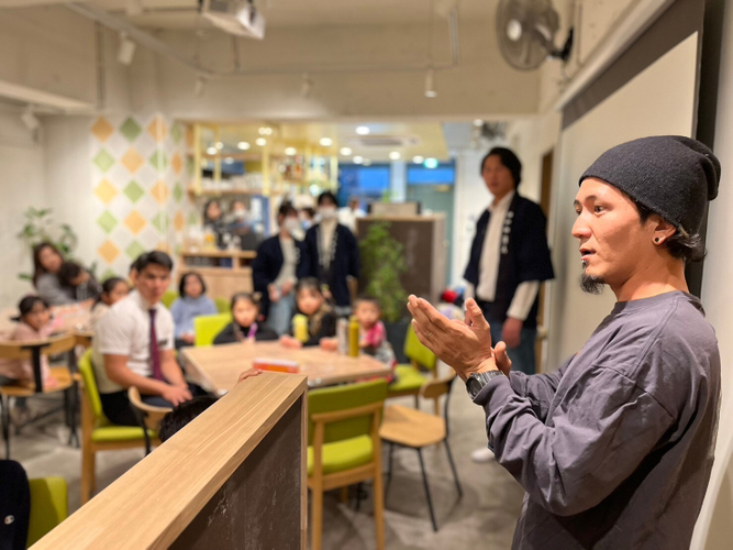 食卓を囲んで笑顔あふれる「だんらん食堂」。農家さんが来てくれると、子どもたちはたくさん野菜を食べてくれます。