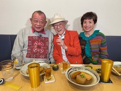 左から、鶴瓶さん、浜村淳さん、阿川さん 大阪・天満にあるおでん屋さんで味わいつつ語り合います