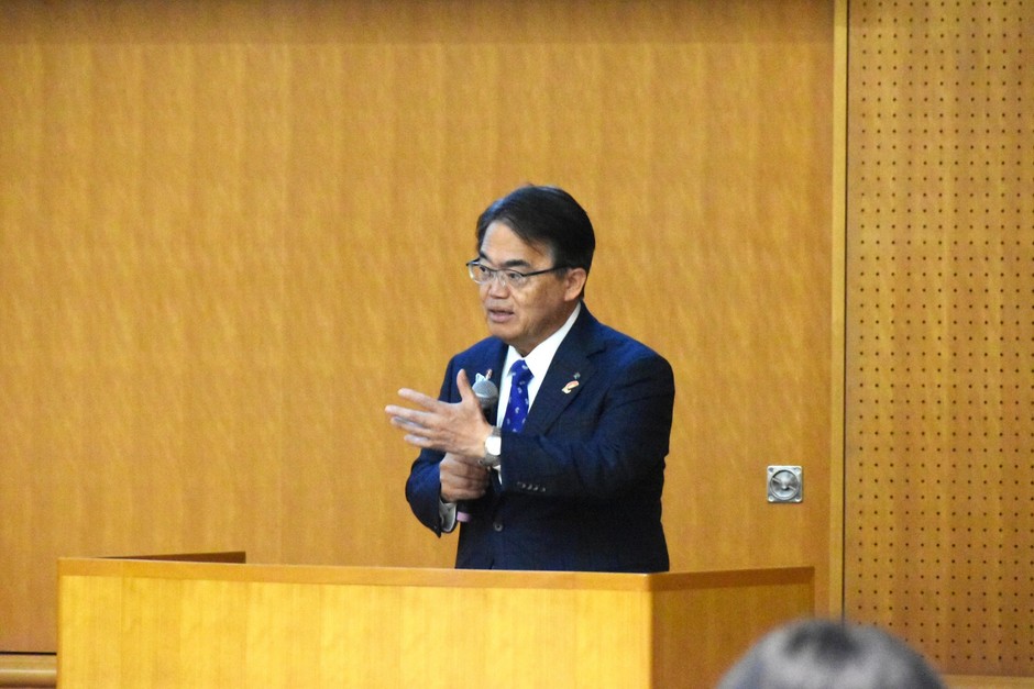 締めくくりの挨拶をする大村知事
