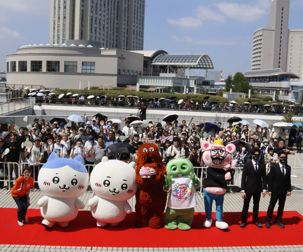 並び左から西山喜久恵アナウンサー、ハチワレ・ちいかわ、ムック・ガチャピン、まんぷく昼太郎、ハンター