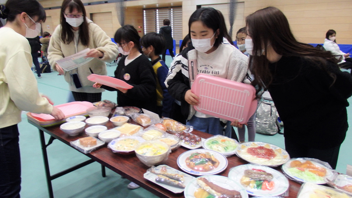 栄養学科「おさかなクイズ! わたしもぼくキッズ栄養士!!~コンピュータであなたの食事の栄養をチェック~」
