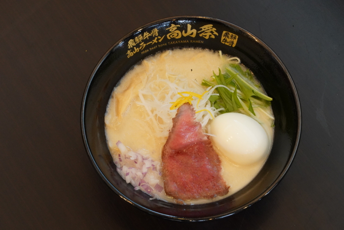 ラーメンは人気の牛骨白湯と高山らしい牛骨清湯醤油の2種類