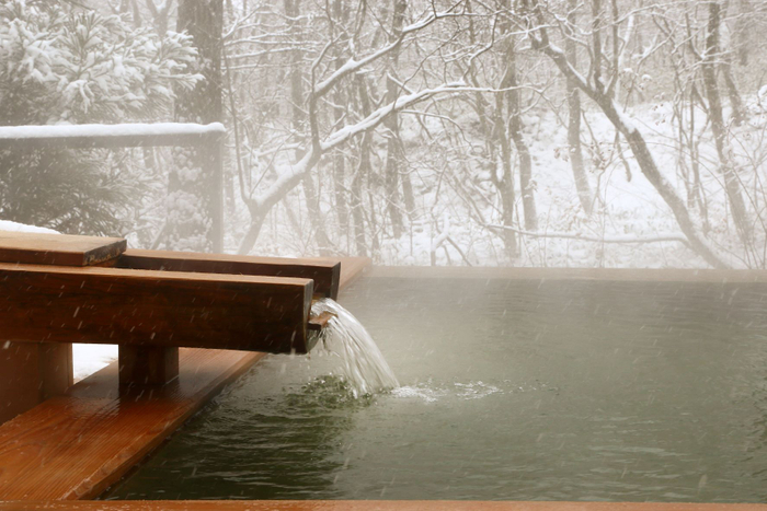 秋は紅葉、冬は雪見を楽しめるのも自然環境に調和する露天風呂ならでは