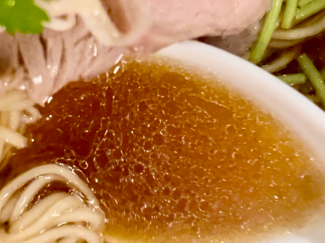 魚の脂が浮かぶスープ　