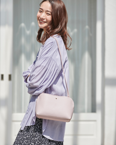 ショルダーバッグ&yen;3,957　「グローブ」の人間工学ショルダーバッグ。後ろ面はICカードなどが入るデザイン。