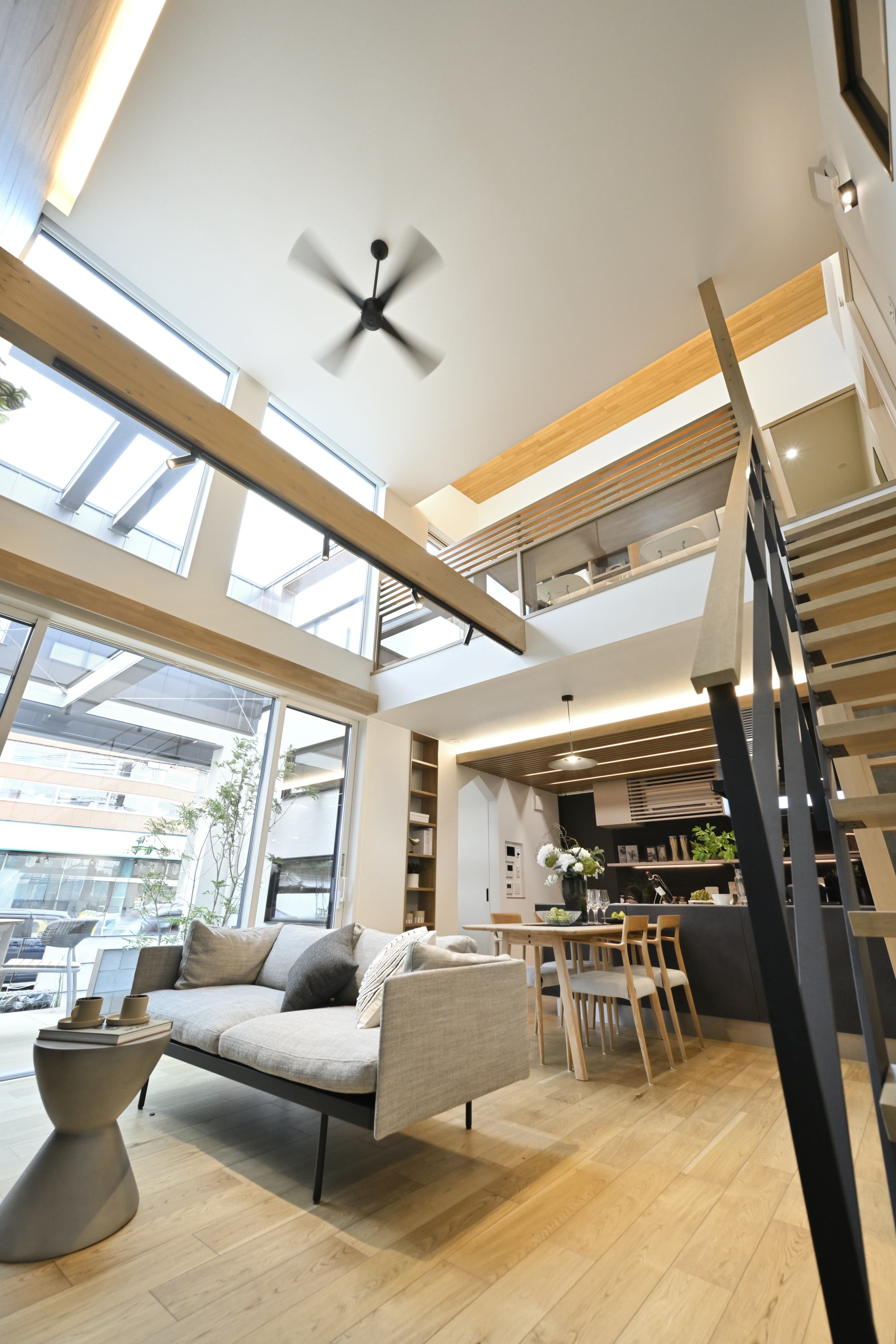 大開口サッシを採用した明るいリビングダイニング