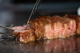 淡路島の夜は鉄板で焼けるお肉の香り、朝はバターの香り
シェフが目の前で焼き上げる、淡路牛フィレと黒毛和牛ロース
6名様まで1室「THE GOAT AWAJI」の1泊2食付き