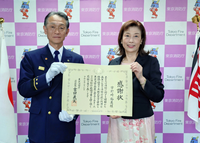 感謝状贈呈の様子(左：横山校長、右：宇於崎)