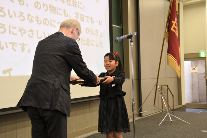 表彰状を受け取る吉野教授特別賞の大橋惠美さん