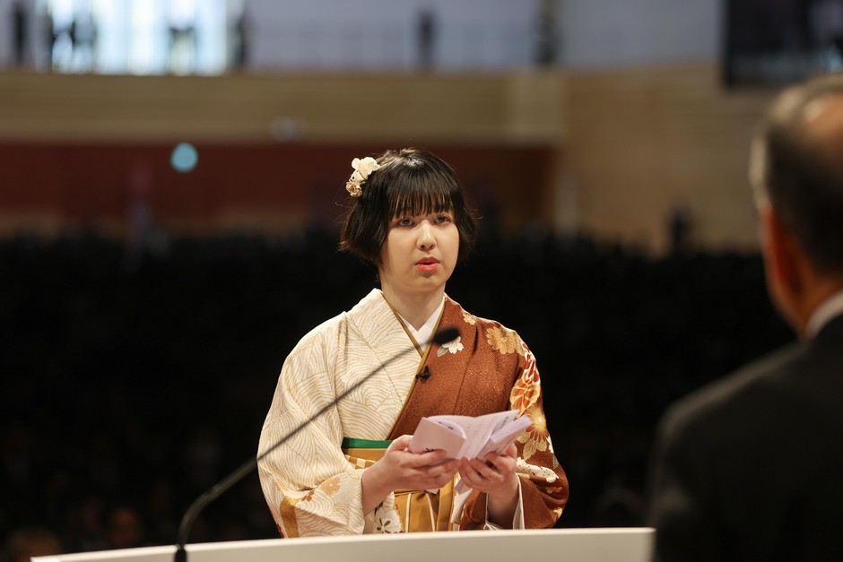 １部で卒業生答辞を述べる森さん