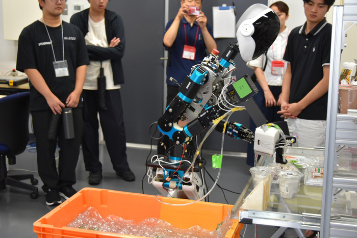 コンビニで活用が見込まれる陳列ロボット