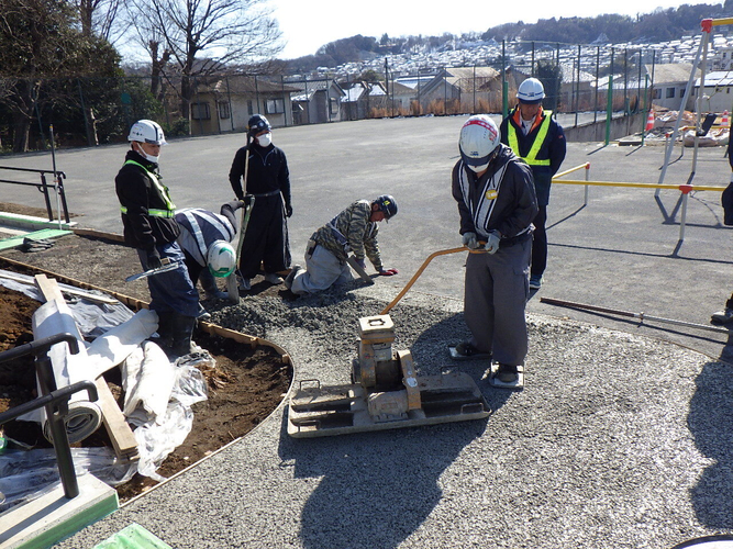 写真3：CP透水性ポーラスコンクリートを施工する様子
