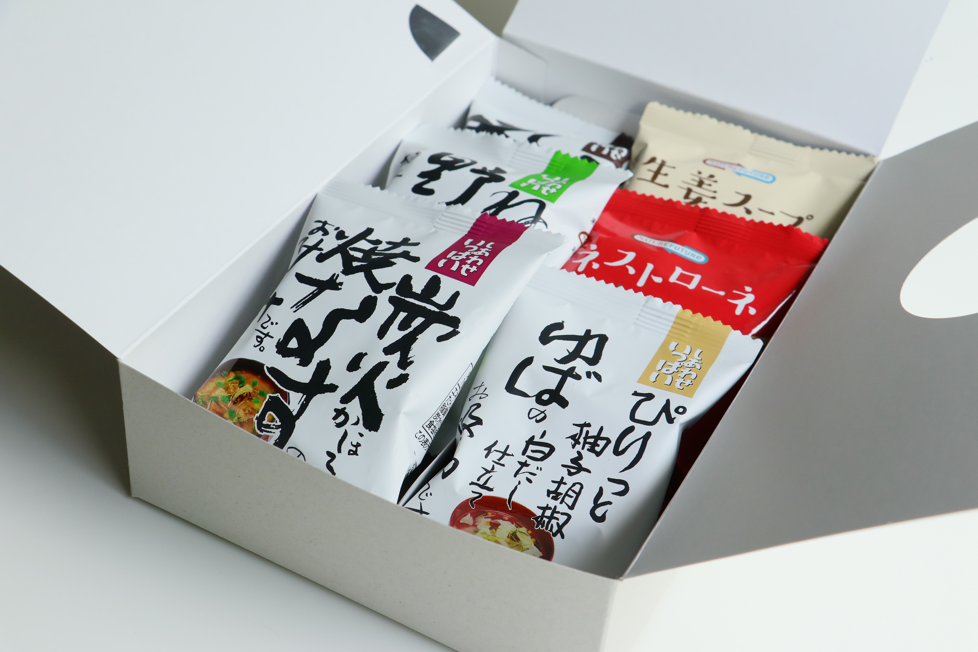スープ・おみそ汁は6食、おじややビーフシチューなどブロックサイズが大きい商品は4食収納可能