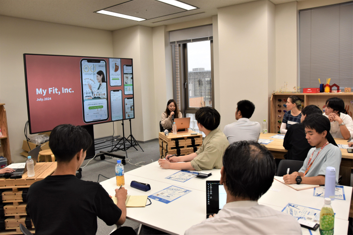 熱心に聞き入る参加者