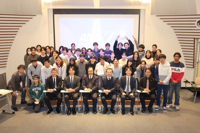 プレゼン後、審査員と参加者全員で記念撮影