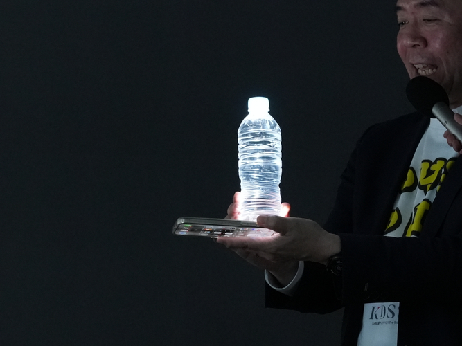 サントリーフーズの森本さんによるペットボトルの水が&ldquo;照明&rdquo;になる実演