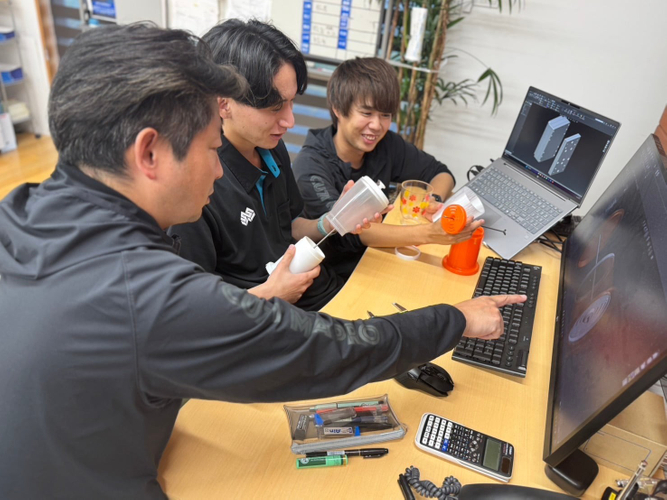 復刻する箸立ての設計をするSWANY（スワニー）のメンバー