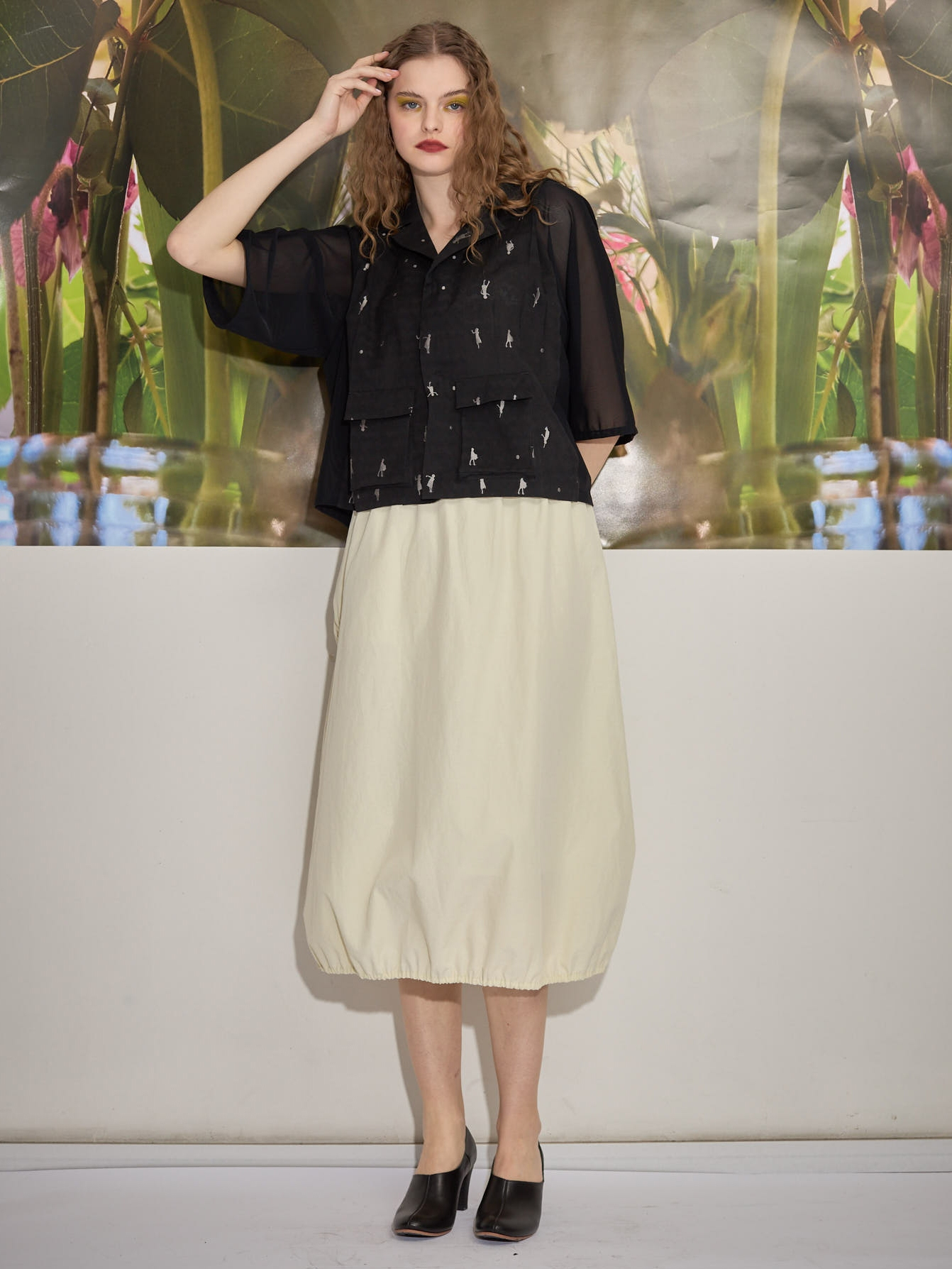 ①「dancing girl」ジャカードのブラウスジャケットと、メロンの皮から染められたスカート