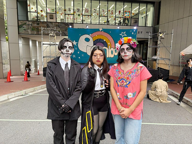 大学祭でメキシコの友人と。メキシコの伝統文化である「死者の日」と同じ、ガイコツのメイクをしました（マイテ）