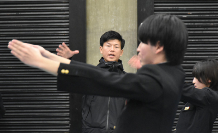 最終確認する梅田氏（奥側）