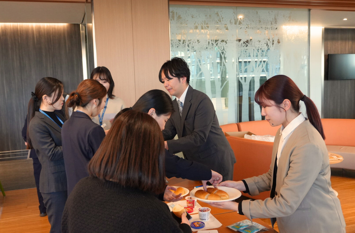 1月に肥後銀行本店にて行われたパンの試食会の様子