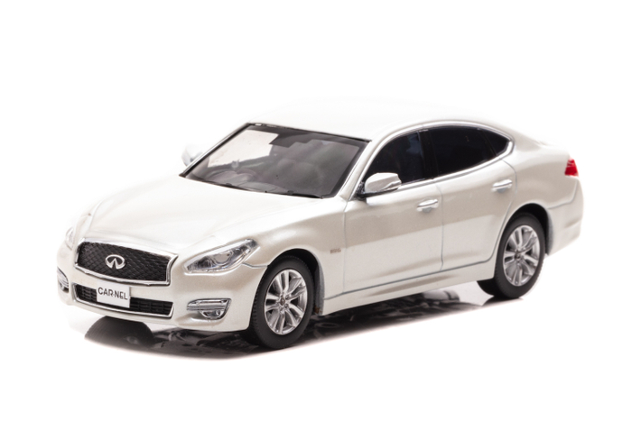 左前：1/43 日産 フーガ ハイブリッド (Y51) 2015 Crystal White Pearl