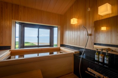 より広角で日本海を望む3階・船首客室の温泉展望風呂