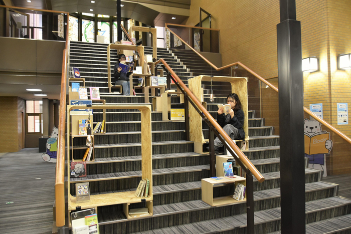 イベント仕様として大階段に設置されたファニチャー