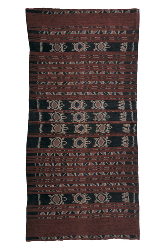 Photo.20 腰衣(晴着) アロール島北西アロール郡 1,400&times;708mm　木綿／絣／藍・茜　1980年頃 ＊ウミガメの文様が入っている