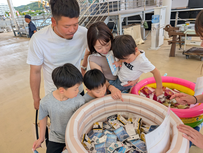 オリジナルグッズを選ぶ子供たち