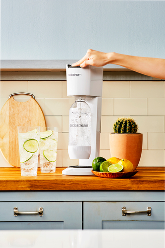 ソーダストリーム ジェネシス v2  アクアクララのお水がわずか数秒で新鮮な炭酸水に！微炭酸から強炭酸まで、自由自在に調整が可能。料理に活用したり、シーンや気分に合わせて炭酸飲料が作れます！