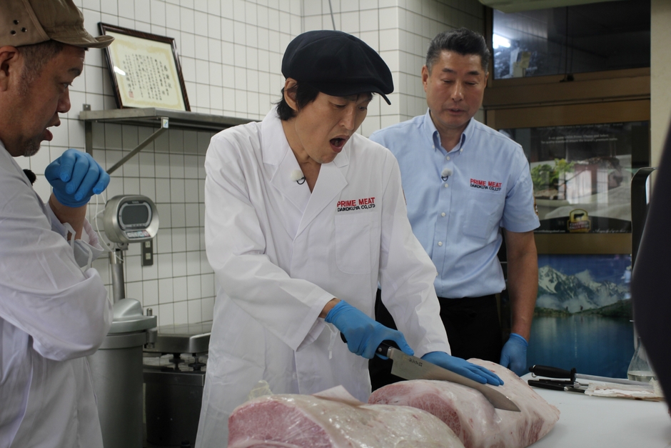 人生初の肉に塊をカット!