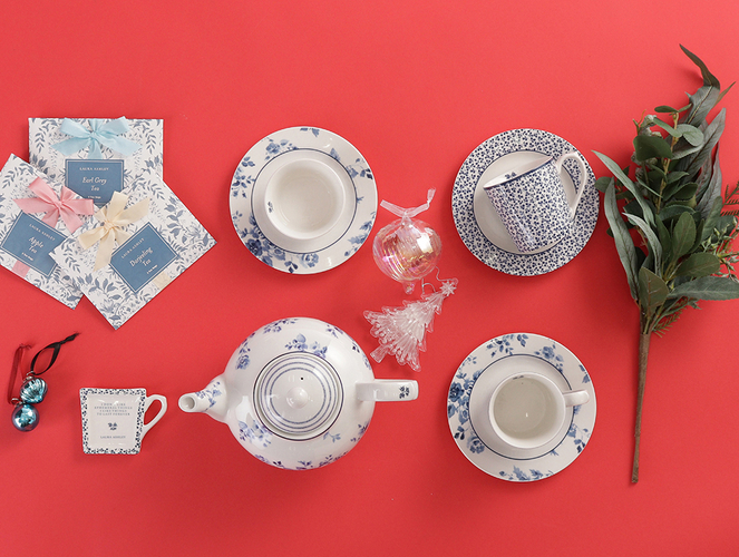 (左上から) パルテール紅茶 各¥660 (税込) / ティーバッグプレート 各¥2,420 (税込) / マグカップ 各¥3,190(税込) / プレート(18㎝) 各¥3,190 (税込) ティーポット ¥7,590(税込) ※すべて店舗限定品。