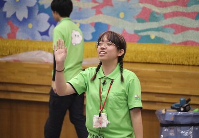 サイエンスショー(空気の力)を解説する登澤さん