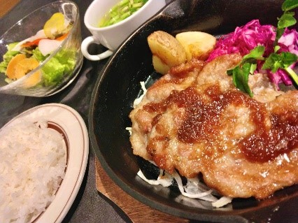 山形県産｢庄内グリーンポーク &ldquo;ぶーみん&rdquo;｣のみのる風 ジンジャーポーク定食 （秋田米サキホコレ、仙台セリの コンソメスープ、サラダ付） （税込1,584円）